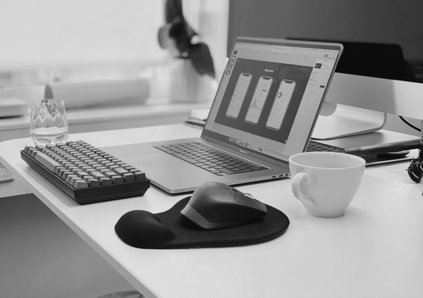Profesionales trabajando en análisis financiero